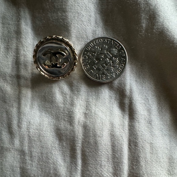 Chanel button - Picture 5 of 5